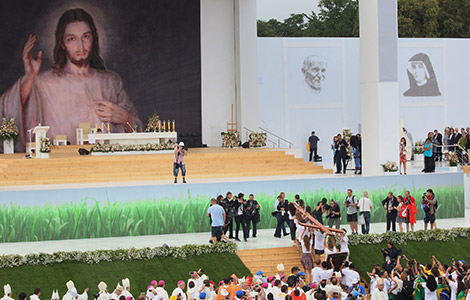 WYD 2016 - Pilgrims carry the World Youth Day cross during the opening Mass. (CNS photo/Bob Roller)