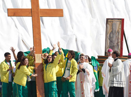 Brazilian youth receive WYD symbols