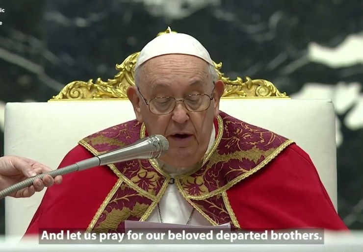 Pope prays for Benedict XVI, deceased cardinals