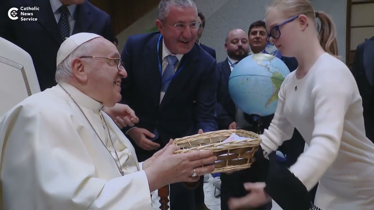 Pope teaches children how to make peace