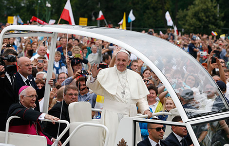 WYD 2016 - Pope Francis greets the crowd as he arrives to celebrate Mass
