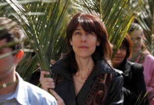 PEOPLE CARRY LARGE PALM FRONDS DURING 2011 PALM SUNDAY MASS AT VATICAN cns paul haring