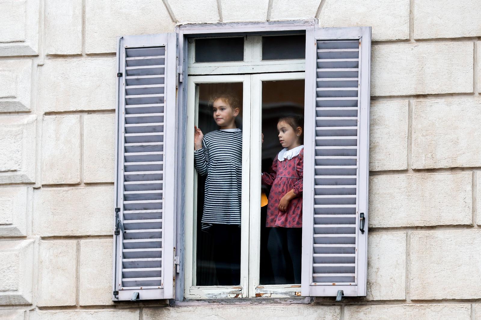 Child wait at the window for Pope Francis