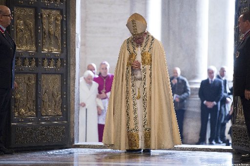 Pope Francis opens Holy Door in 2015