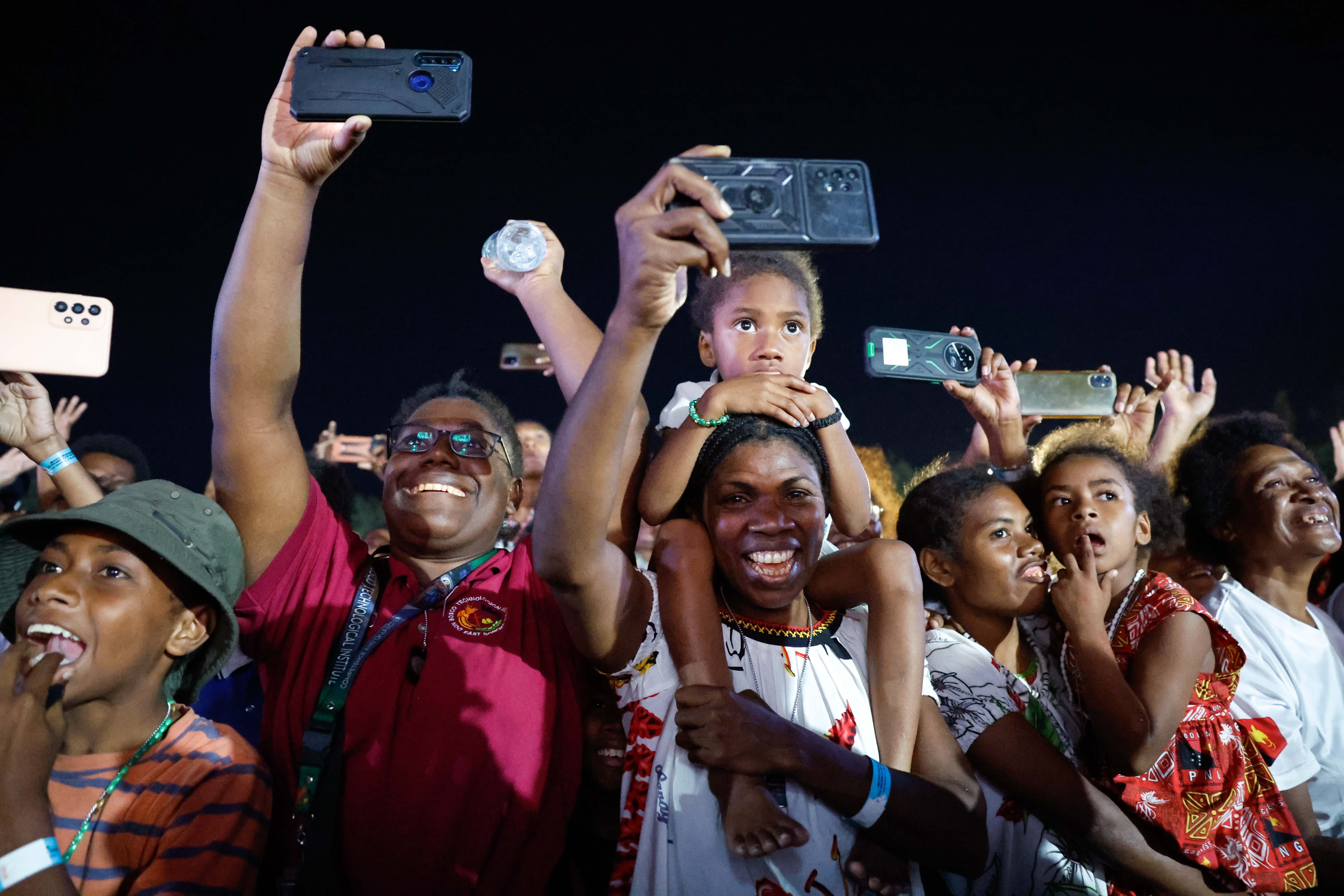 The faithful greet Pope francis.