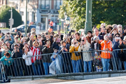 Crowds wait for Pope Francis in Brussels