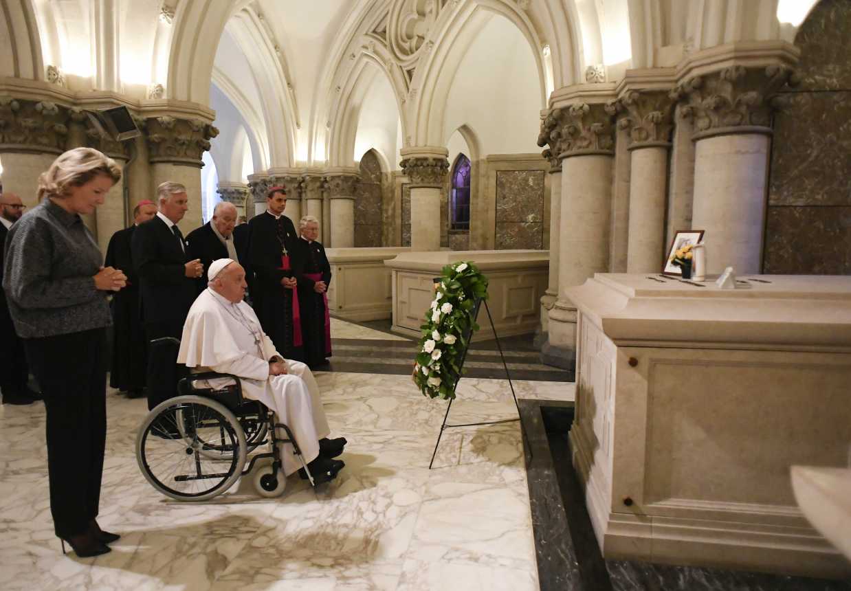 Pope Francis prays at tomb of late Belgian king