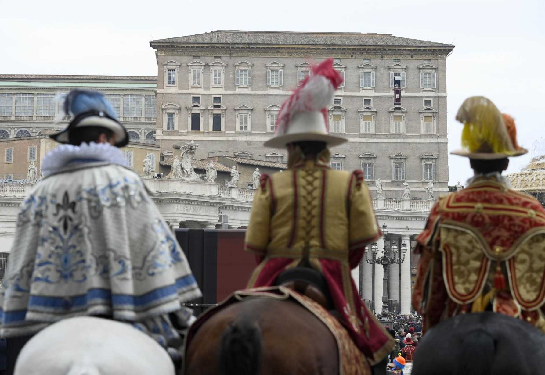 Faith involves questioning, risks, adoring Jesus, pope says on Epiphany