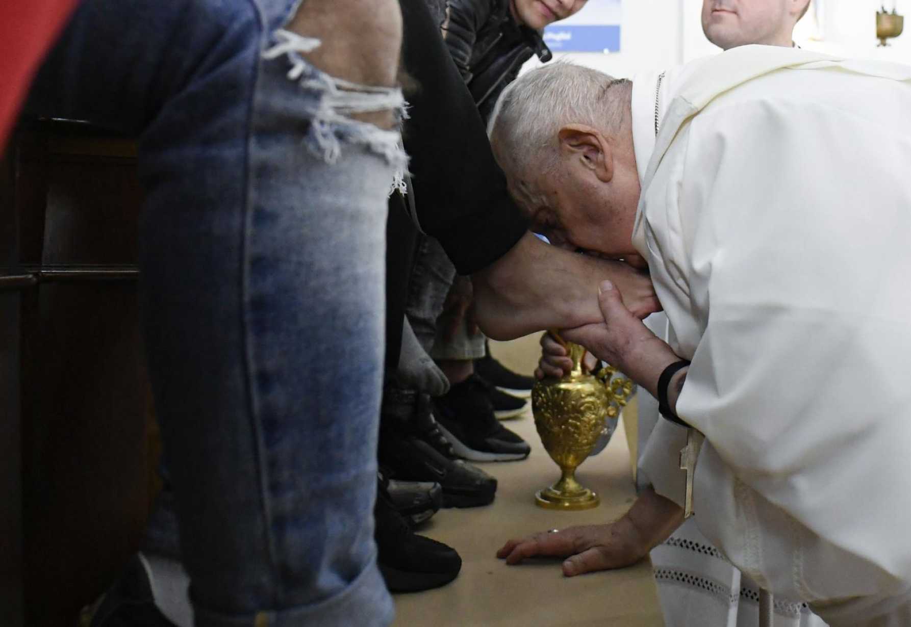 Everyone can 'fall,' pope tells inmates; Jesus wants to save each one