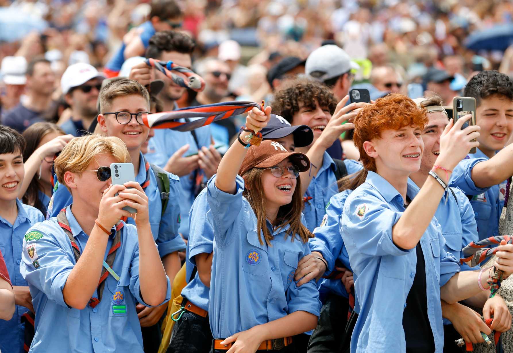 Pope asks Catholics to welcome everyone, create communion