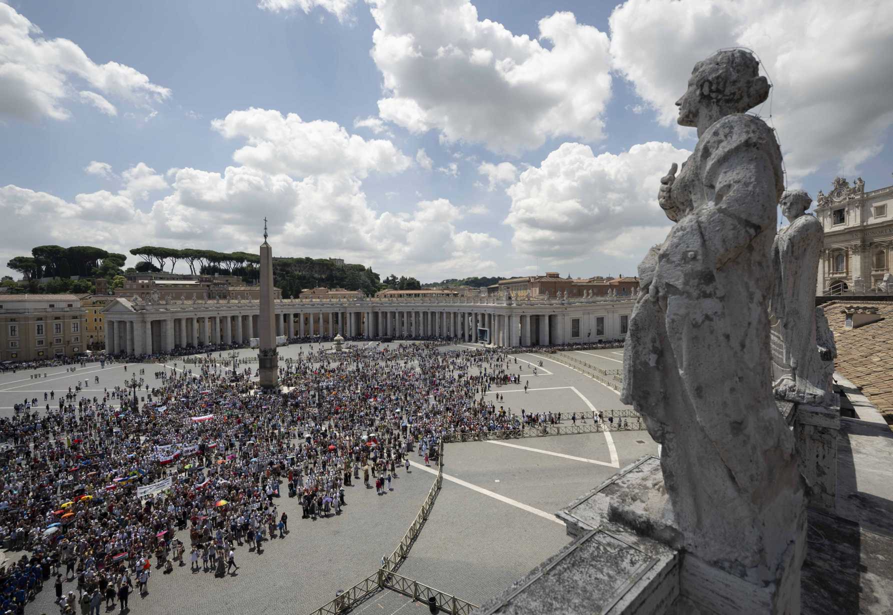 Pope asks the faithful to be modern prophets by guiding others to the Holy Spirit