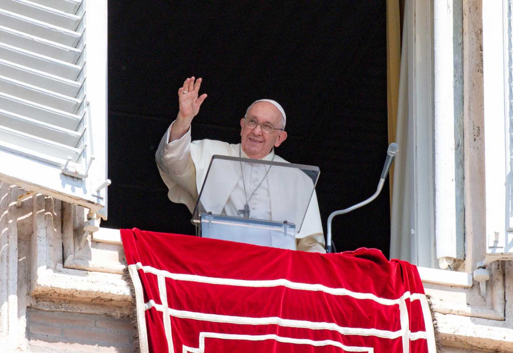 'Rigidity is bad, but firmness is good,' pope says at Angelus