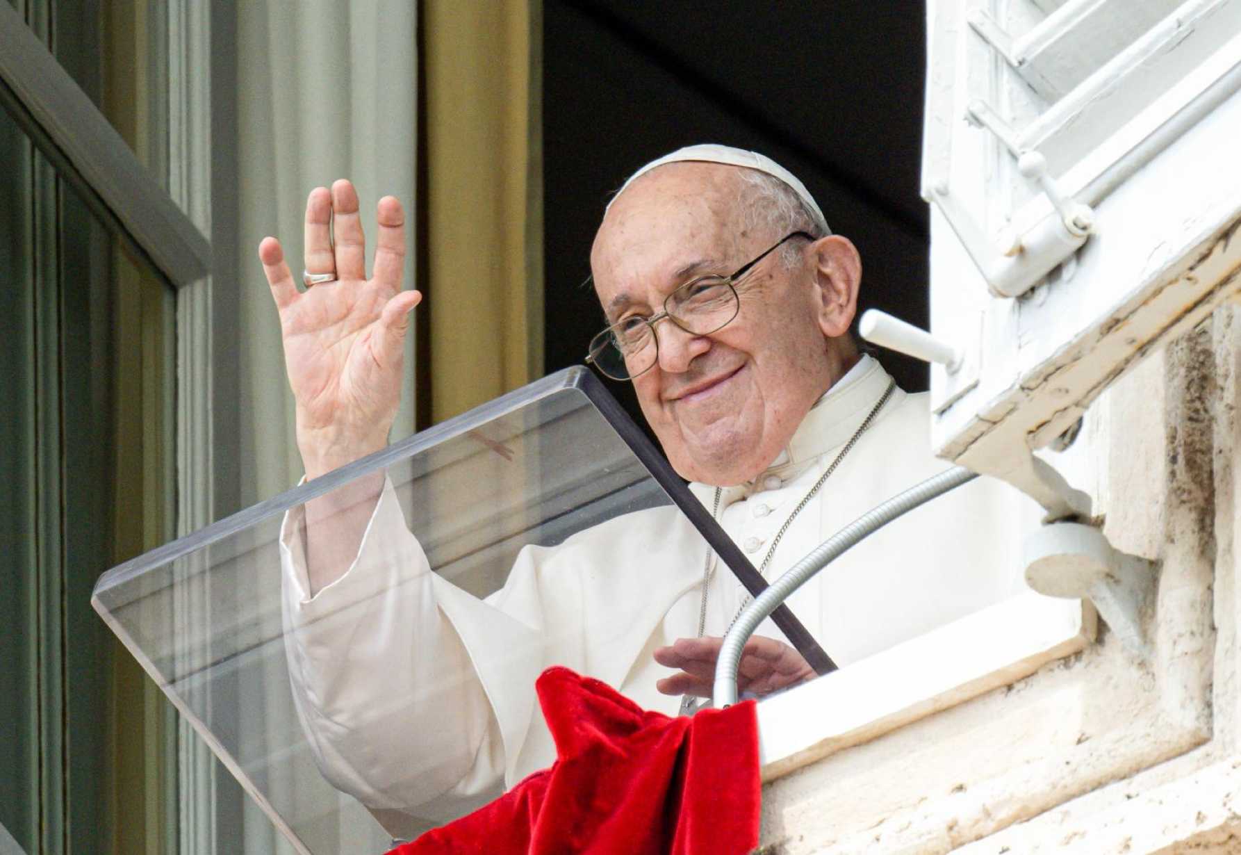 Jesus, the living God, helps believers on path to holiness, pope says