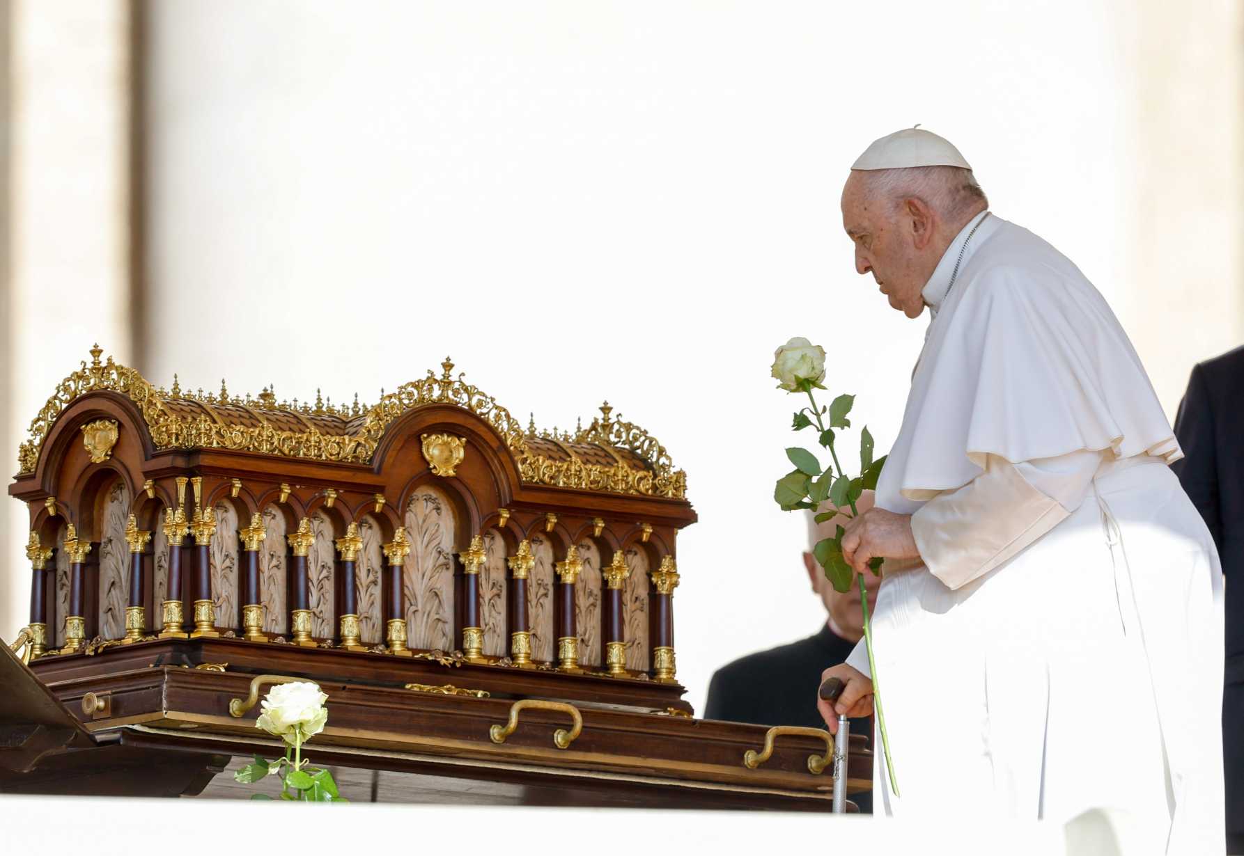 St. Thérèse teaches simplicity, love, trust, pope says in document