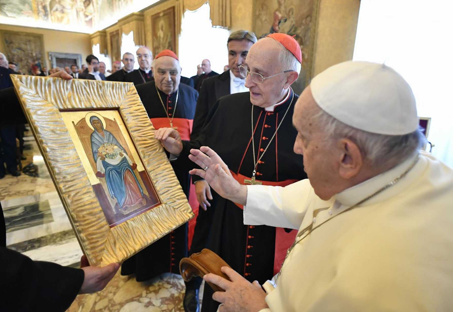 Pope joins knights and dames of Holy Sepulchre in praying for peace