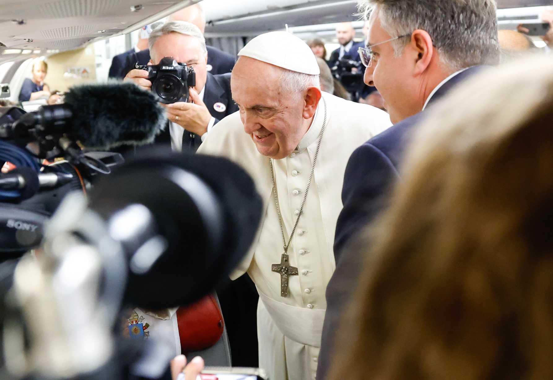 Catholics working in media can de-escalate today's war of words, pope says