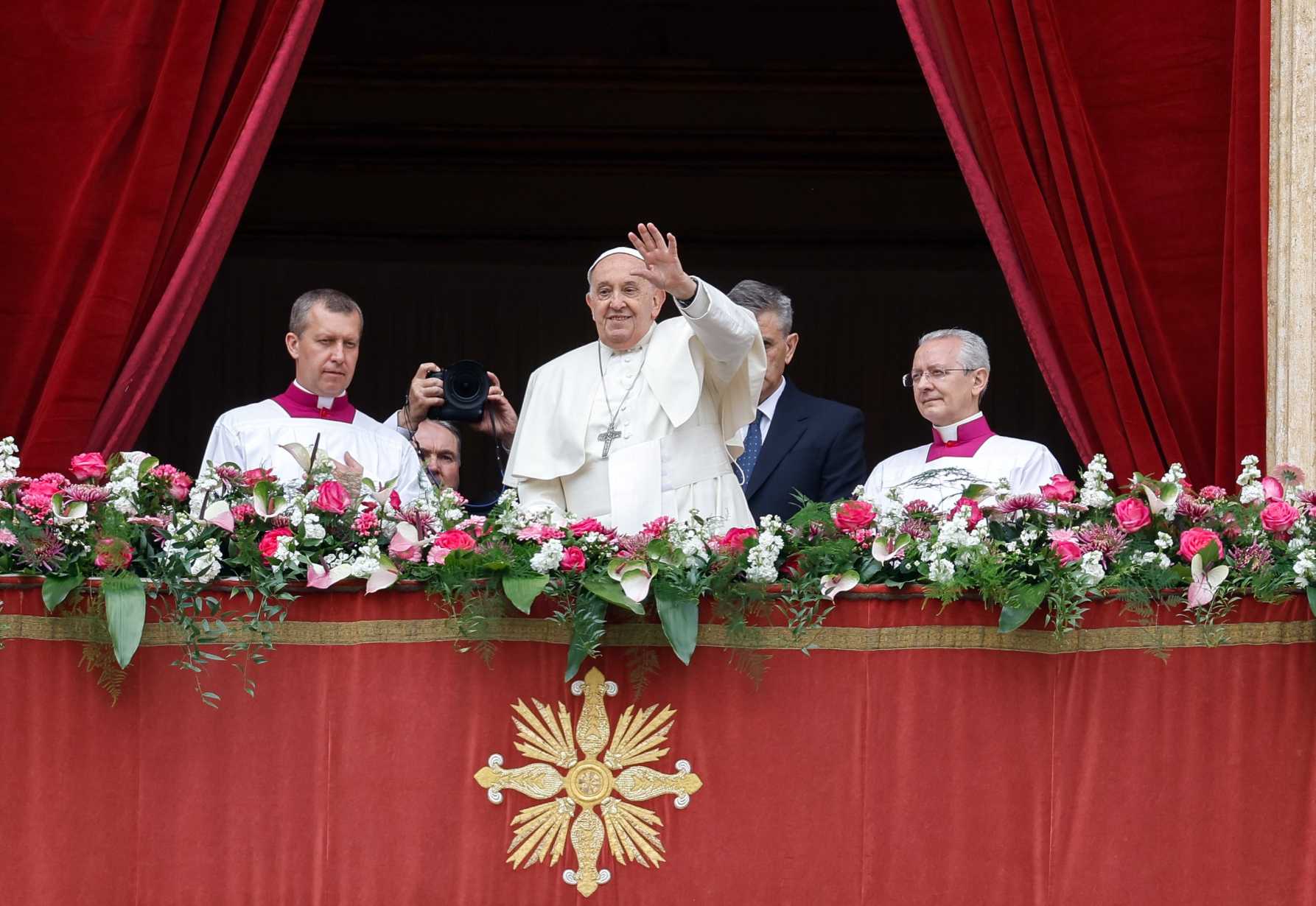 On Easter, pope asks Christ to 'roll away' the stones of war worldwide