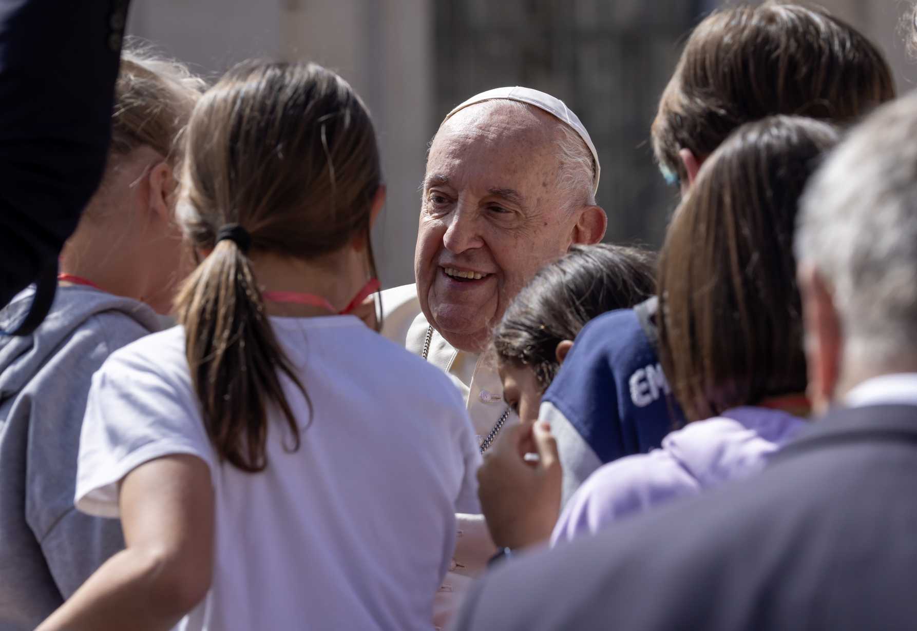 In age of excess, temperance helps one experience real joy, pope says