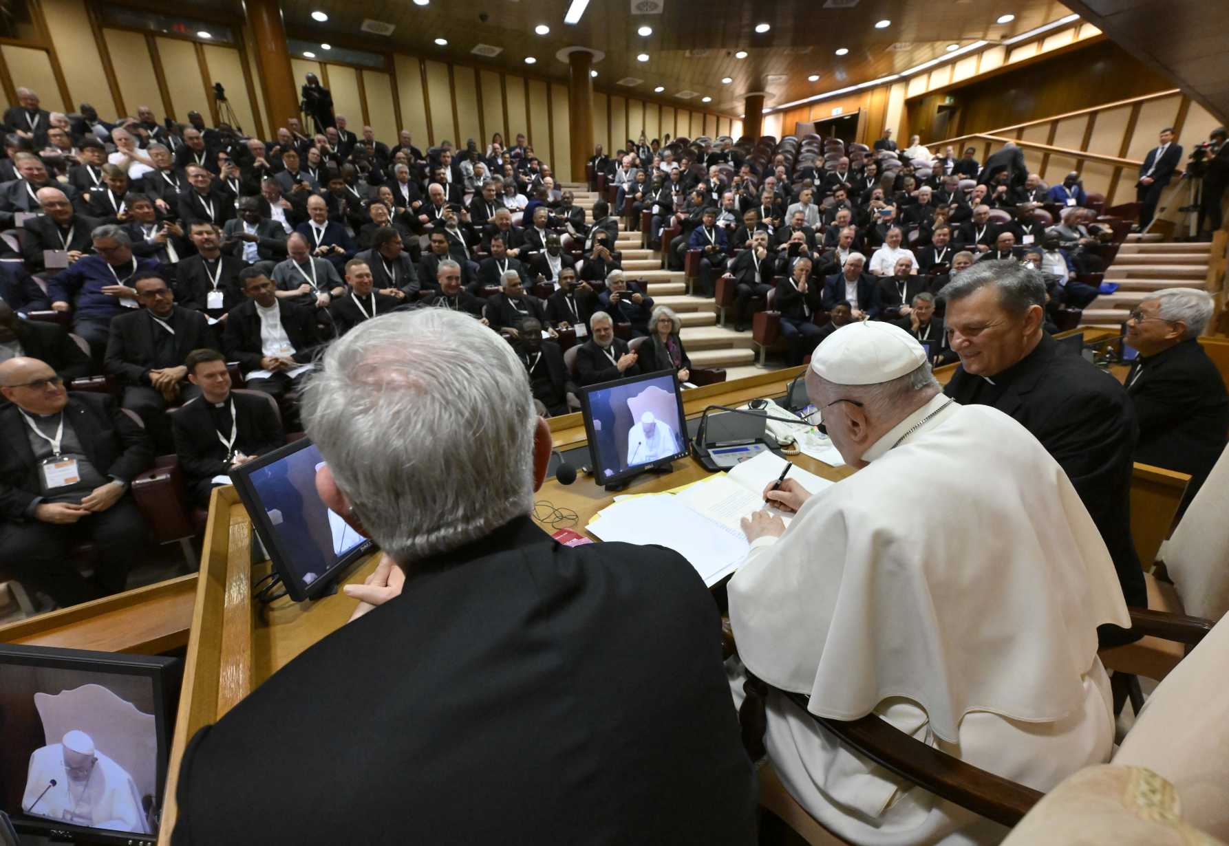 Pope calls pastors to be 'missionaries of synodality'