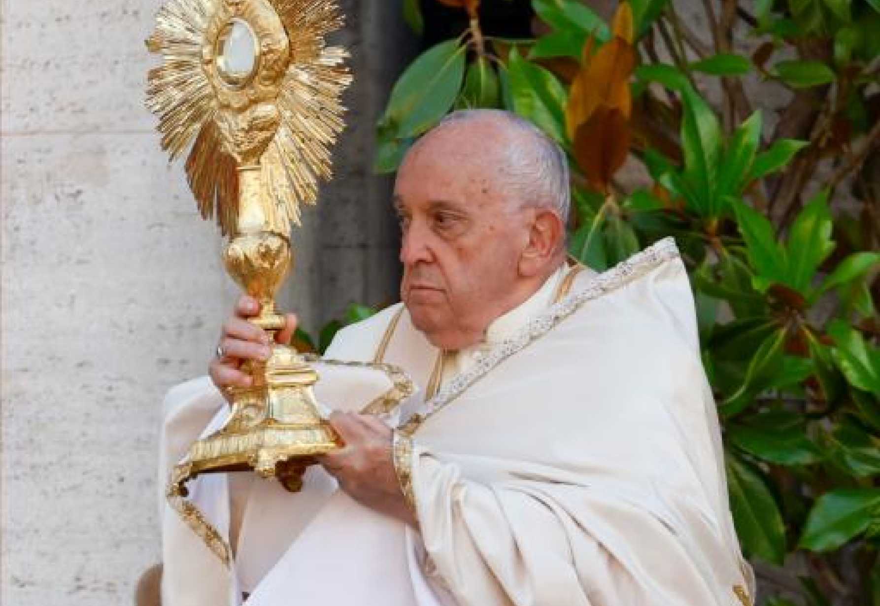 Corpus Christi procession is not sign of pride but invitation, pope says
