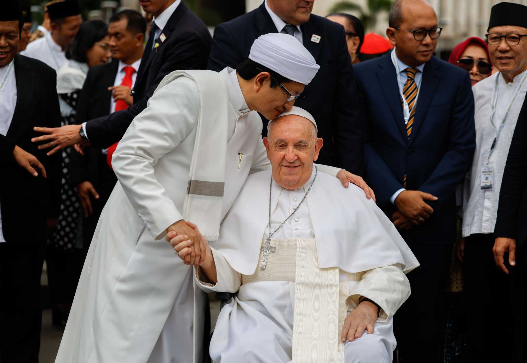 Pope praises 'tunnel of friendship' linking Jakarta mosque, cathedral