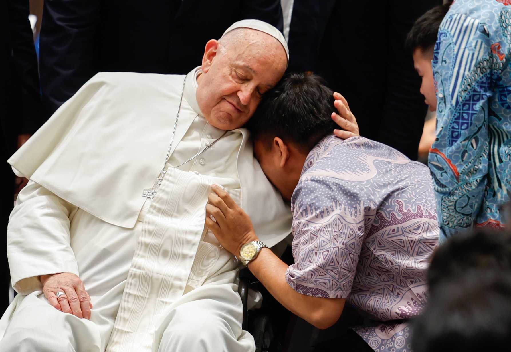 Be pilgrims, not tourists in life, pope tells young people