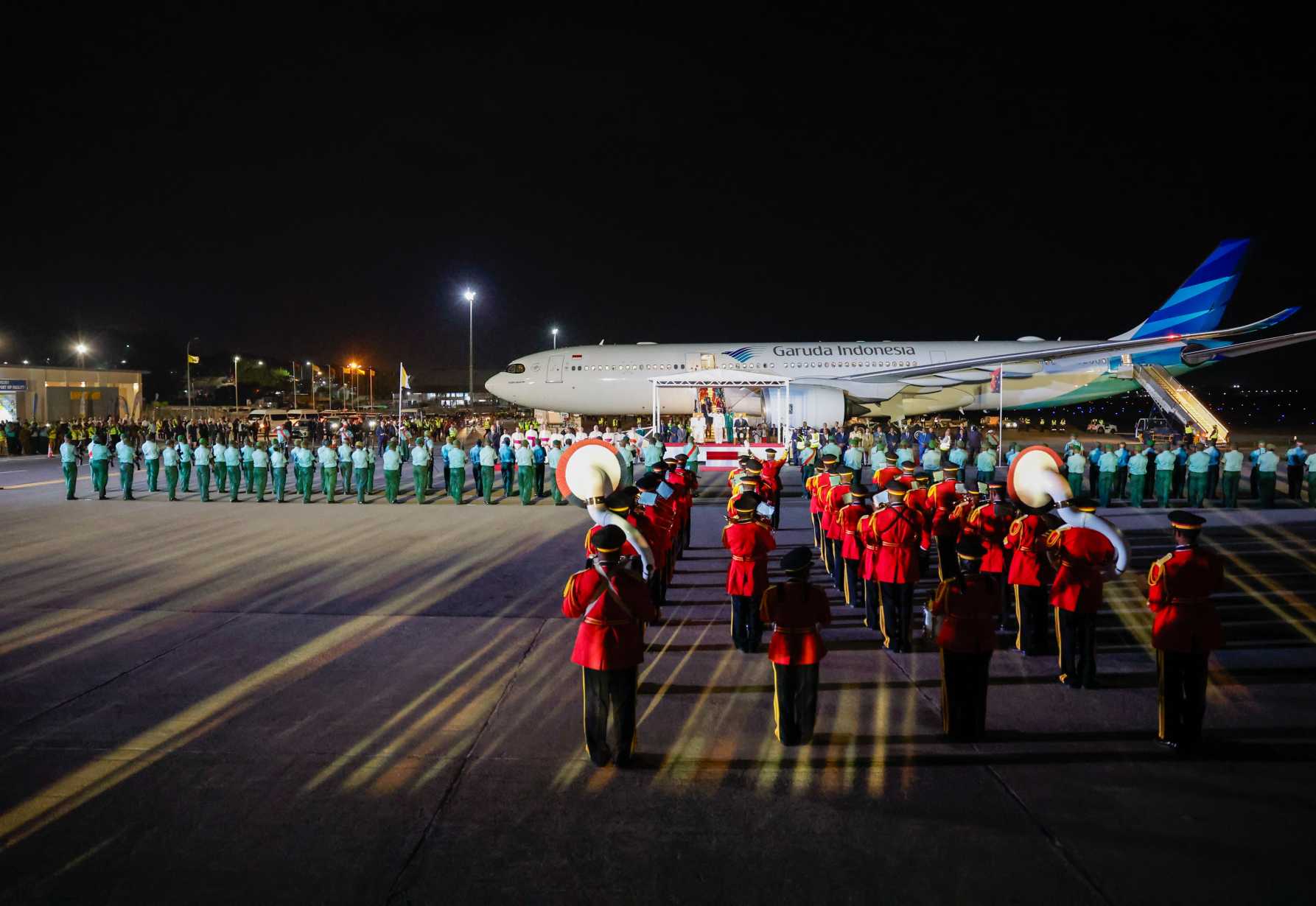 Pope receives warm nighttime welcome to Papua New Guinea