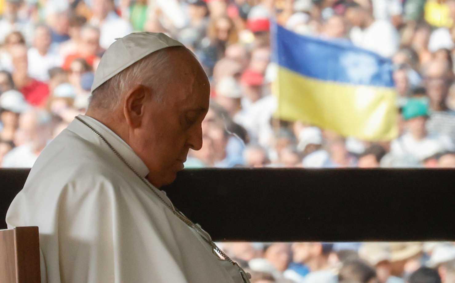 Pope Francis prays at Fatima