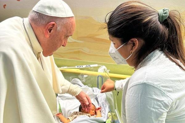 Pope Francis baptizes baby