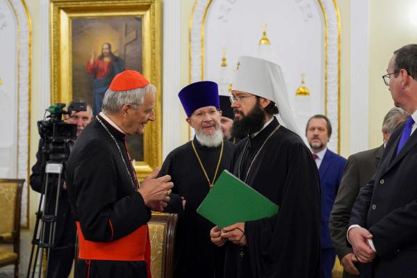 Cardinal Zuppi speaks with Russian Orthodox Metropolitan Anthony of Volokolamsk