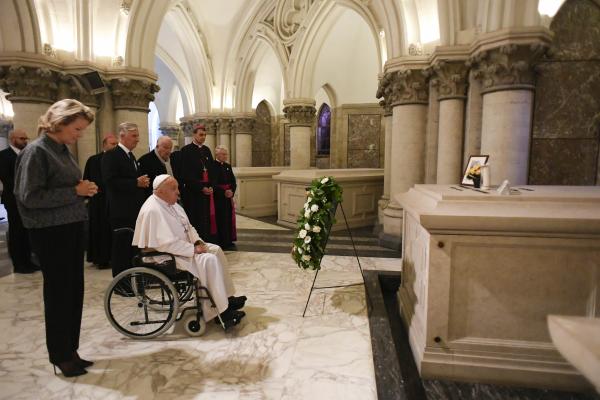 Pope Francis prays at tomb of late Belgian king