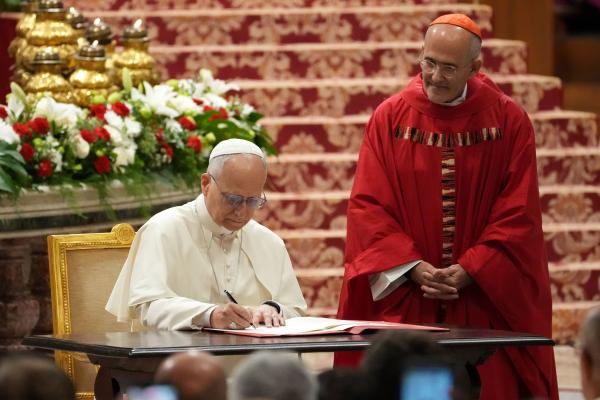 Pope Leo XIV signs his apostolic letter on education