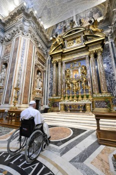 Pope Francis prays before the icon "Salus Populi Romani"