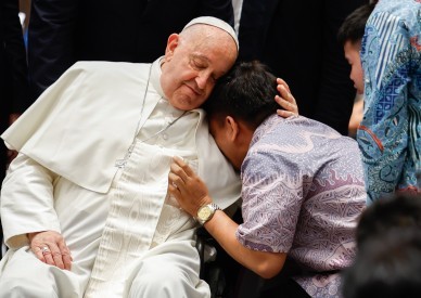 Be pilgrims, not tourists in life, pope tells young people